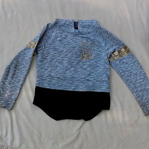 Gray hooded blouse with gold designs